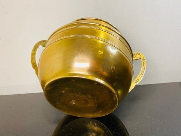 Antiguo y muy hermoso macetero cobre amarillo Art Nouveau