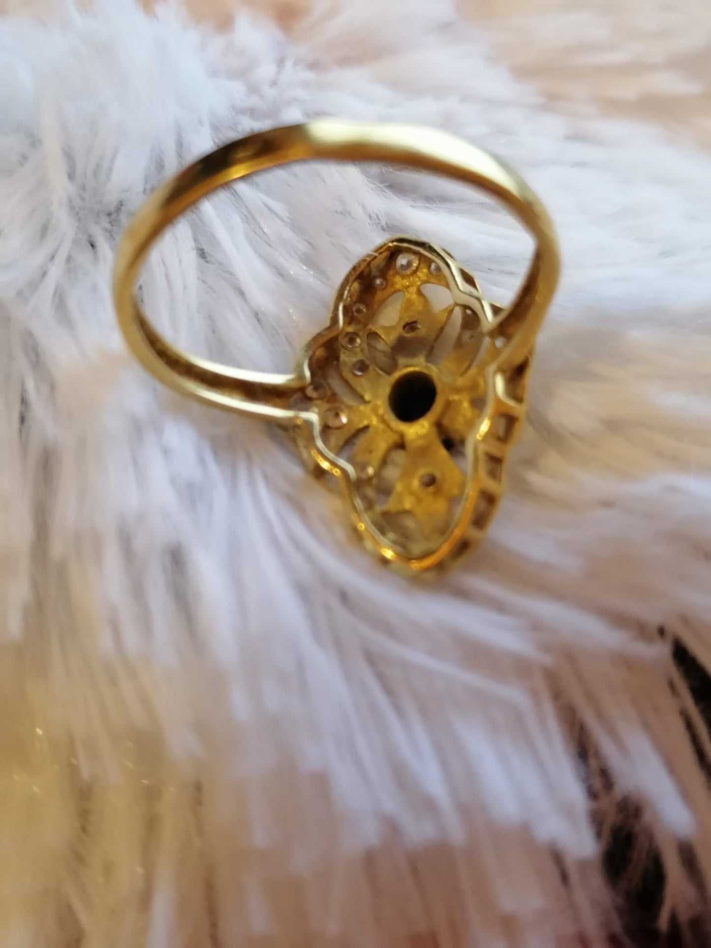 Anillo de oro,diamantes y zafiro de azul intenso