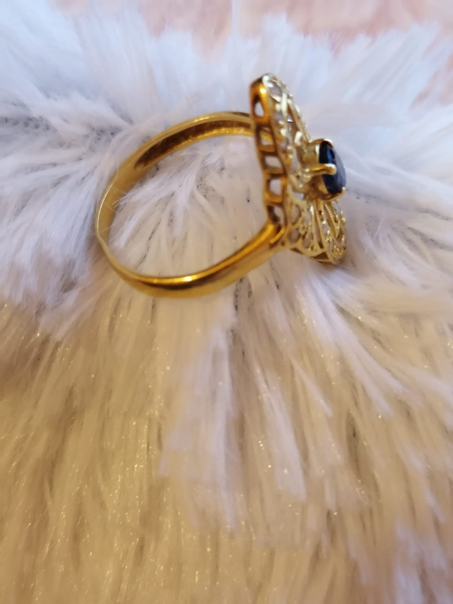 Anillo de oro,diamantes y zafiro de azul intenso